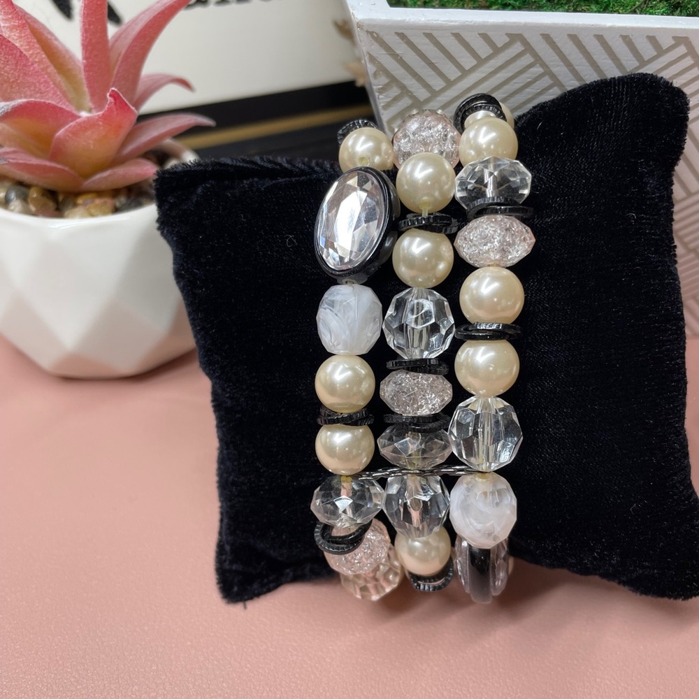 Elegant Pearl and Crystal Stretch Bracelet